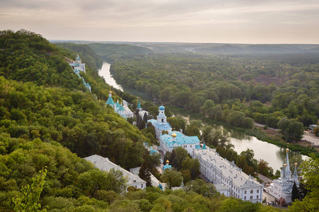 西弗斯基Donets河圣山和SviatogorskayaLavra在Sviatogorsk。