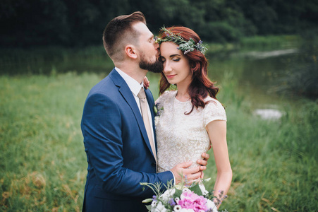 新郎轻轻地亲吻新娘的额头.照片