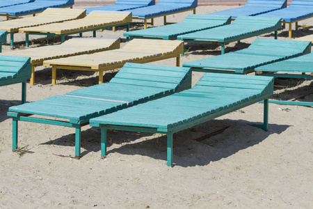 靠近海滩上的彩色躺椅