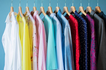 女人的衣服挂在壁橱里的一排照片