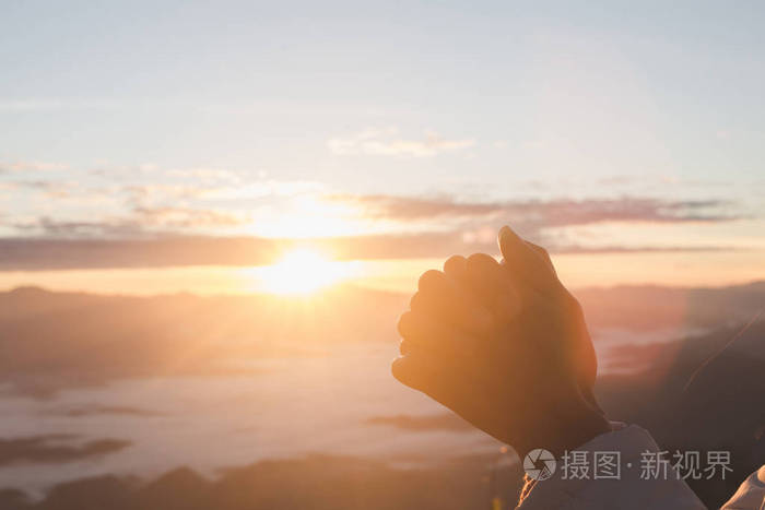 女人在美丽的日出背景图像上祈祷的剪影