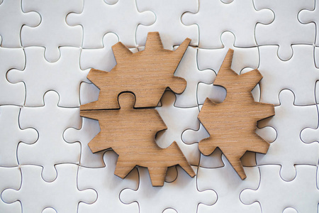 三块棕色拼图在白色拼图背景上,最后一块拼图完成任务,商业解决方案