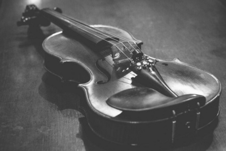 疑问的旋律音弦乐提琴小提琴以黑白相间的画面特写照片