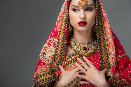 迷人的印度妇女，摆着传统的纱丽和灰色的配饰