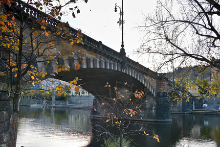 秋天，布拉格的乐高桥。 捷克共和国首都的城市景观。
