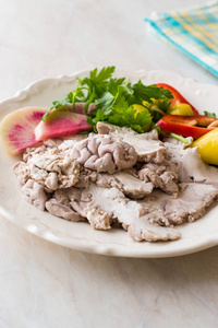 土耳其内脏食物羊肉脑与沙拉贝因佐格斯与盘子。 传统的有机食品。