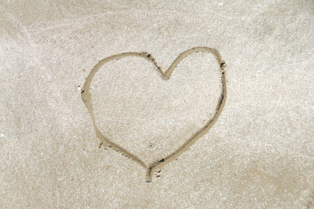 在沙子上画的心形符号