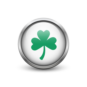 白色按钮与绿色三叶三叶草金属框架和阴影。 圣帕特里克日象征。