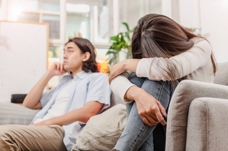 在她身后的房子里,一起心烦意乱,夫妻相爱,离婚,家庭问题,关系概念