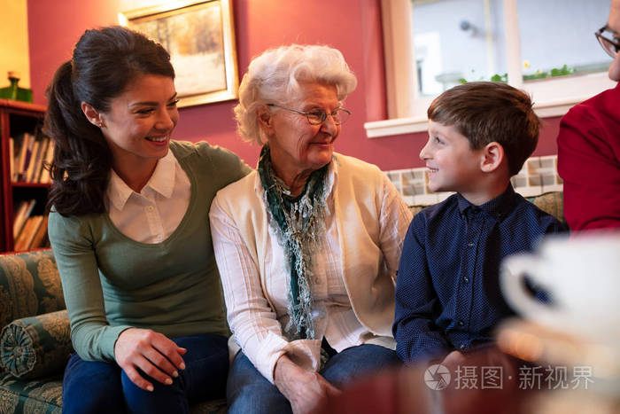 孙子去看望祖父母度假,并期待听到长辈的故事