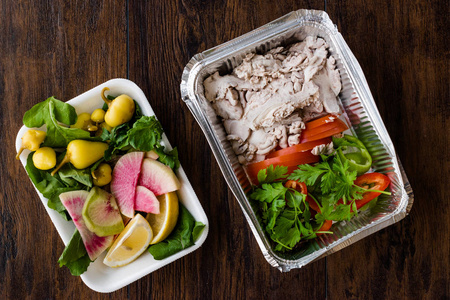 土耳其内脏食品羔羊脑包装与泡菜和沙拉贝因索格斯在塑料盒容器。 传统的有机食品。