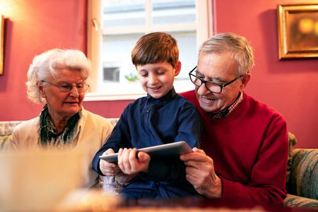 孙子教他的祖父母如何使用平板电脑和搜索互联网。