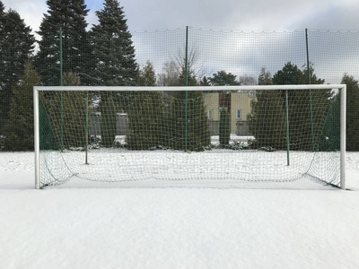 足球场冬季淡季摘要。 球门门和网。