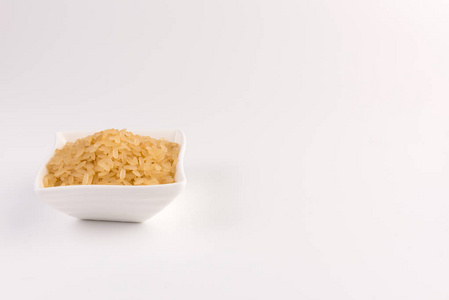 白色背景的碗中的白米饭