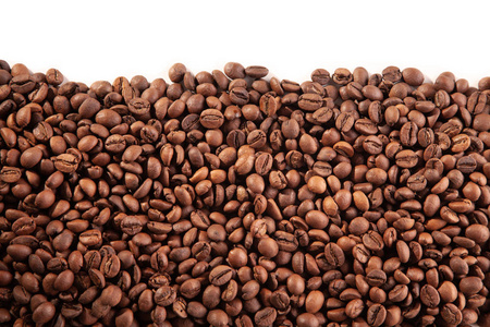 白色背景上有纹理的棕色咖啡豆。