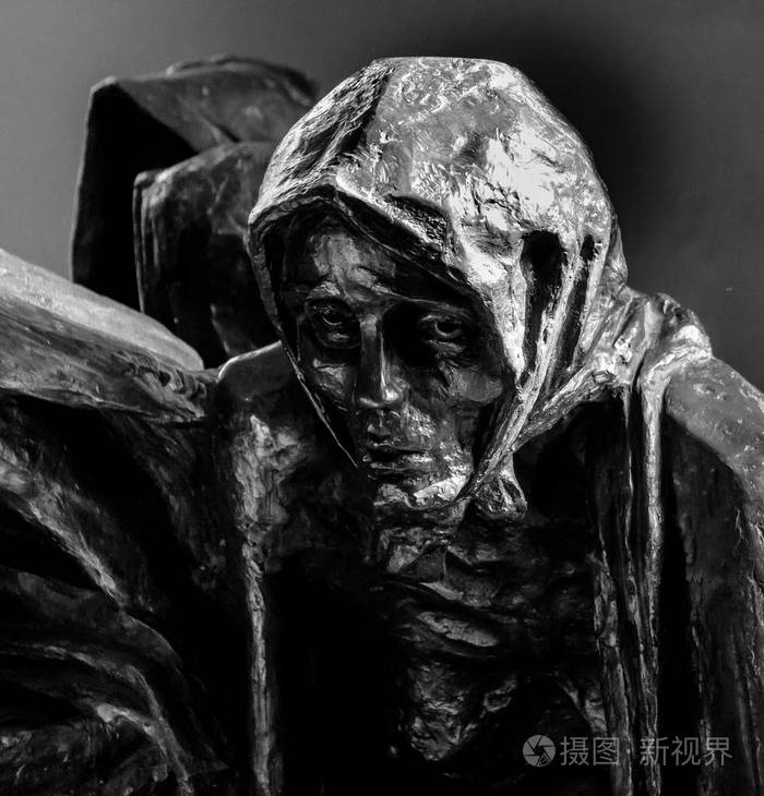 在奥斯维辛·伯克瑙博物馆展出的人类雕像的黑白照片.
