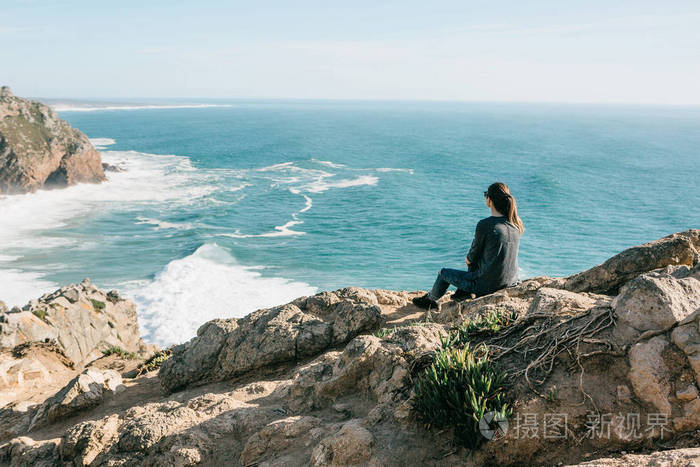 孤独中在悬崖顶端的女孩欣赏大西洋的美丽景色