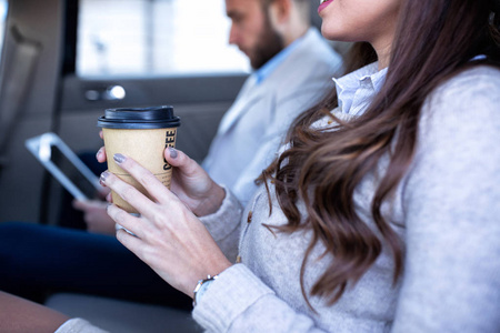 上班的女孩子喝咖啡休息咖啡杯图片