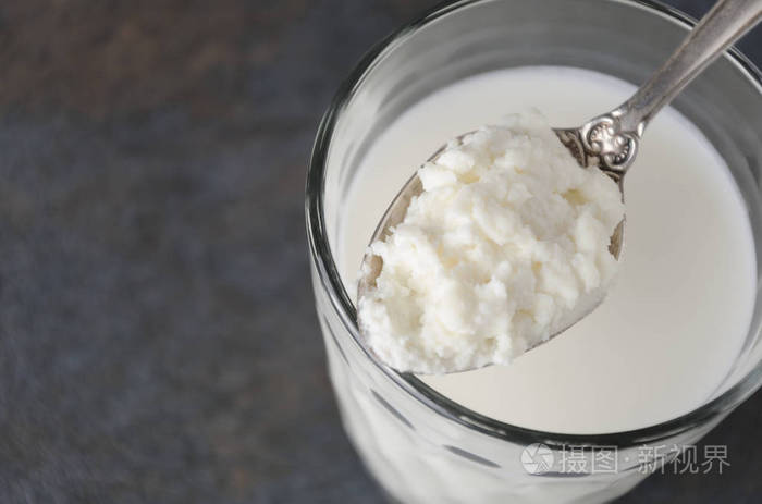 用奶制品封闭凝乳干酪玻璃