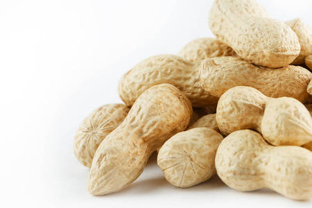 两个未剥皮的坚果隔离在白色背景上. 花生米. 完全的景深.照片