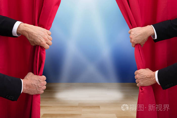 2两个人拉开红幕舞台上有灯光