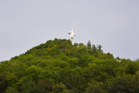 立体主义。 斯维亚托戈尔斯克圣山阿尔泰姆纪念碑