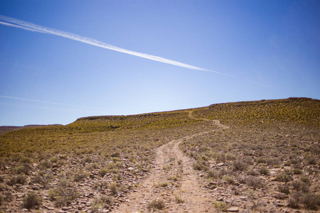南非卡鲁地区砾石路和半沙漠条件的标志性场景