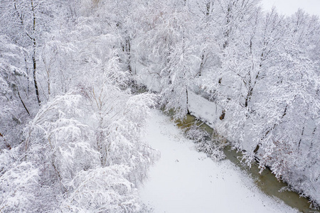 鸟瞰冬季美丽的景观，树木覆盖着海霜和雪。 上面的冬天风景。 用无人机拍摄的景观照片。