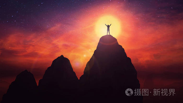 道路的胜利与起伏和人举手,在日落的天空背景下感到自由.