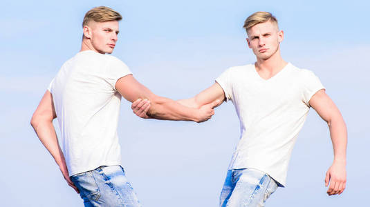 有双胞胎兄弟的好处.有相同的双胞胎兄弟的好处和缺点.友谊和支持.