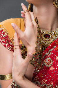 印度妇女用灰色做手势