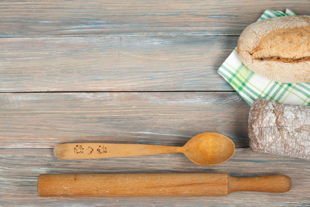 木制桌子背景上有许多混合面包和面包卷