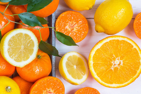 橙色柠檬柑橘类水果，白色木制背景的平顶图案
