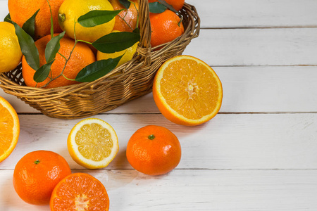橙柠檬柑橘类水果放在篮子里，果汁放在清淡的背景下，健康食品