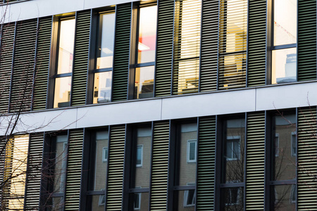 老办公楼办公楼正面的窗户照片