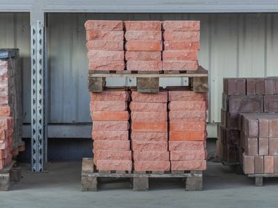 泥砖库存托盘堆放在施工现场..从工厂交付的材料。
