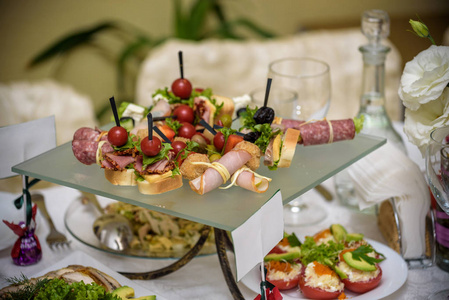 宴会前在餐厅提供带有银器和玻璃干器的餐饮餐桌套餐服务。