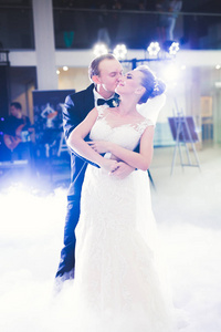 美丽的白种人新婚夫妇刚刚结婚并跳舞他们第一支舞