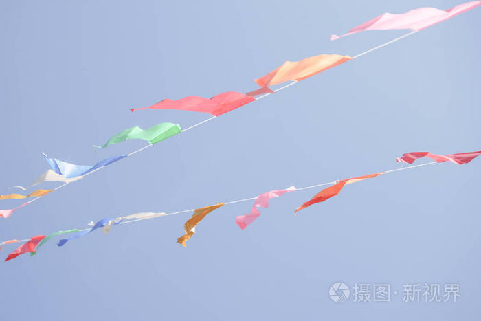 彩旗飘扬在蓝天上作节日装饰