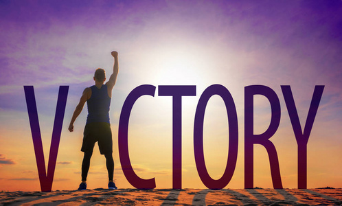 胜天半子庆祝成功的人.胜利的文字和人作为天空中太阳的轮廓.照片