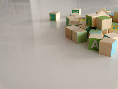 字母写在五颜六色的木制立方体上