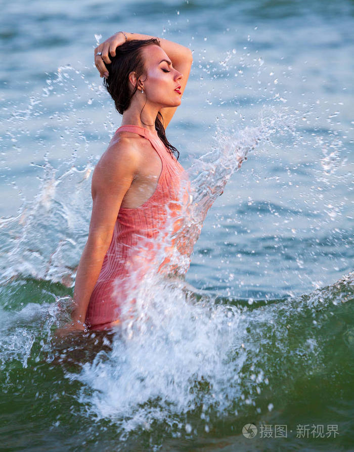 海浪中美丽的女人