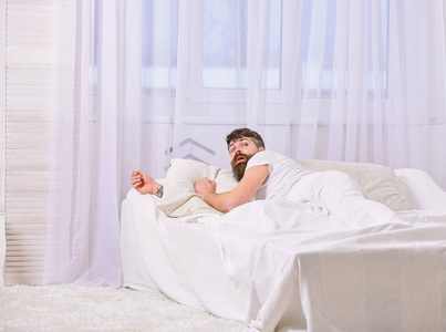 起床和睡过头的概念.一个惊讶的脸早上醒来的家伙.