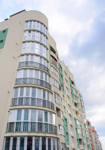 美丽的绿色白色现代公寓楼照片