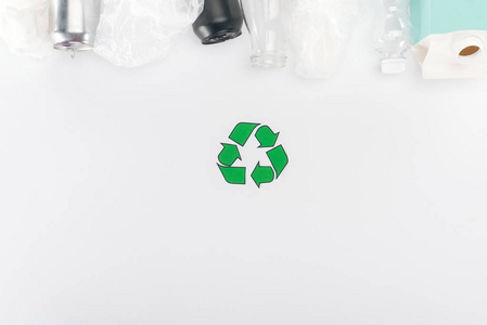 易拉罐顶部视图，塑料袋，纸箱，瓶子，玻璃和塑料瓶，白色背景，回收标志
