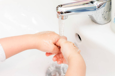 孩子用水洗手