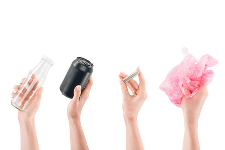 将女性双手用玻璃瓶罐电池和粉红色塑料袋隔离在白色上
