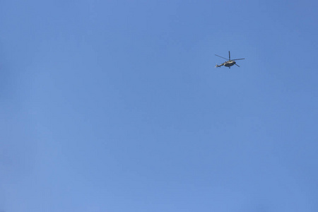 直升机在蓝天上飞行