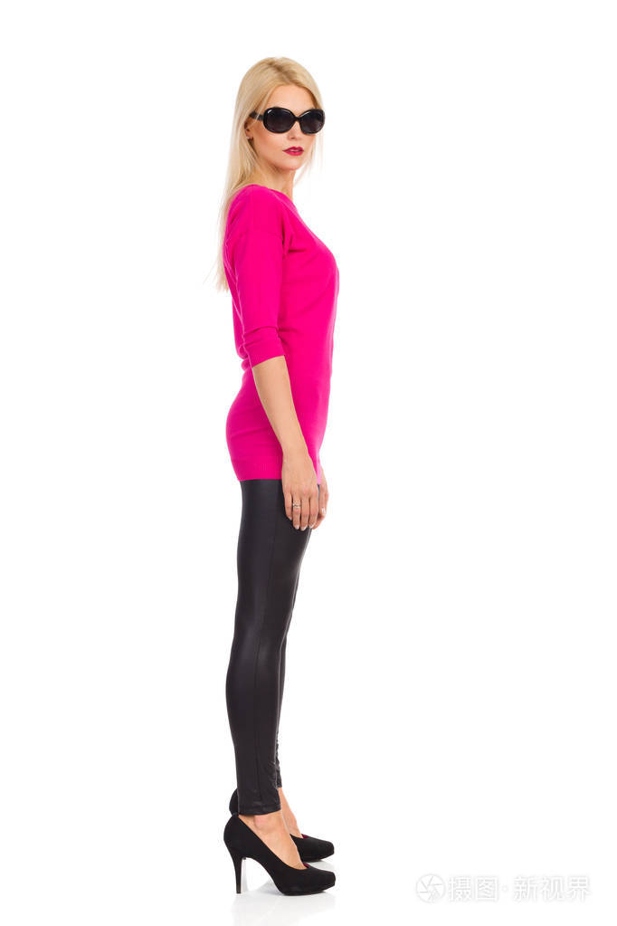 侧视. 全长工作室镜头隔离在白色上.