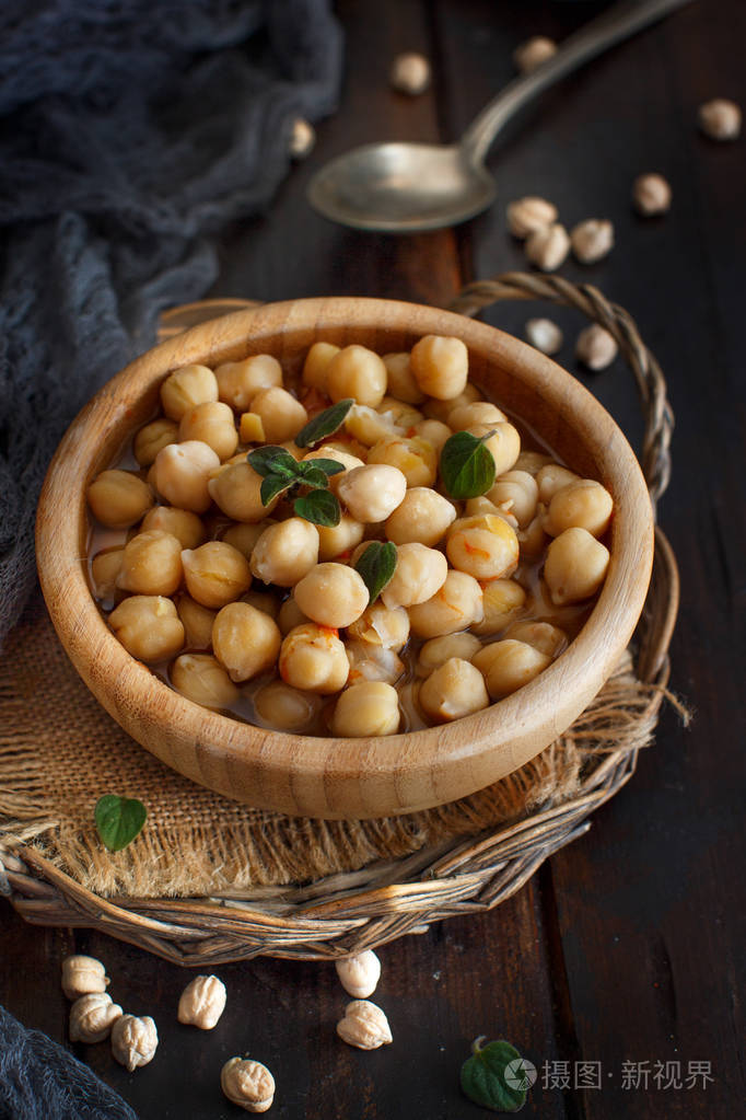 在木碗里用蔬菜炖熟的鹰嘴豆
